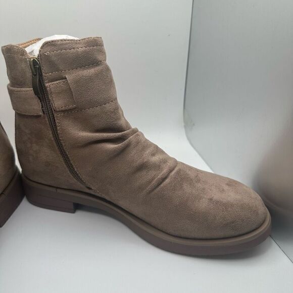 CUSHIONAIRE Burke Buckle Ankle Boot 7.5 TAUPE NEW - Picture 6 of 7